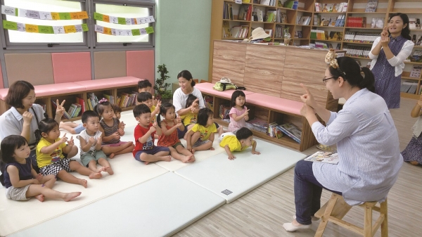 한 자원봉사자가 범지기마을 5,6단지 작은도서관에서 동화구연을 선보이고 있다.