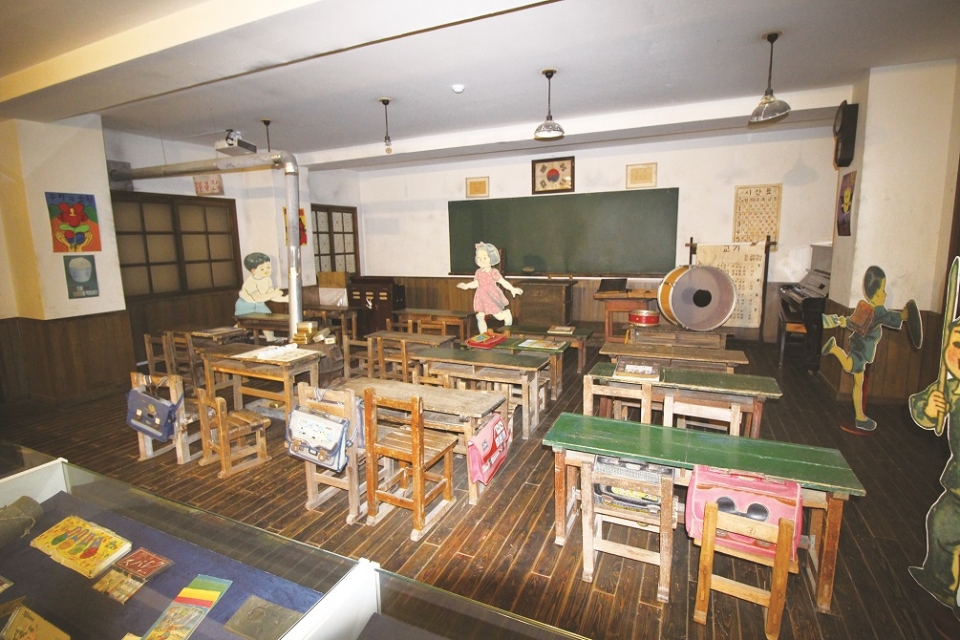 1960년대 교실 풍경을 재현해 놓았다.