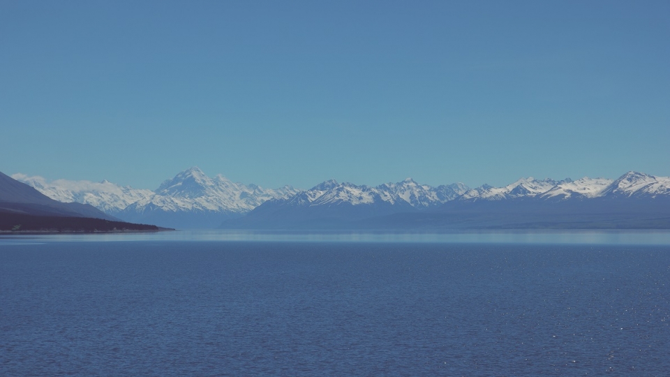 뉴질랜드 밀키블루 데카포 호수와 마운트 쿡