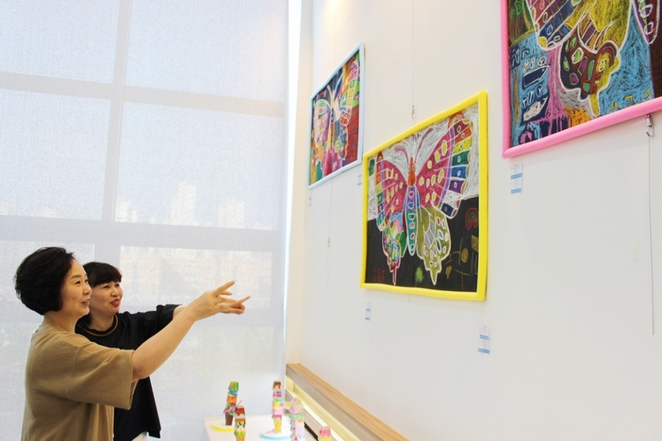 보람동주민자치프로그램 수강생 작품으로 꾸며진 '보람 작은 전시회'가 지난 21일부터 23일까지 보람동복컴 4층 갤러리에서 열렸다.