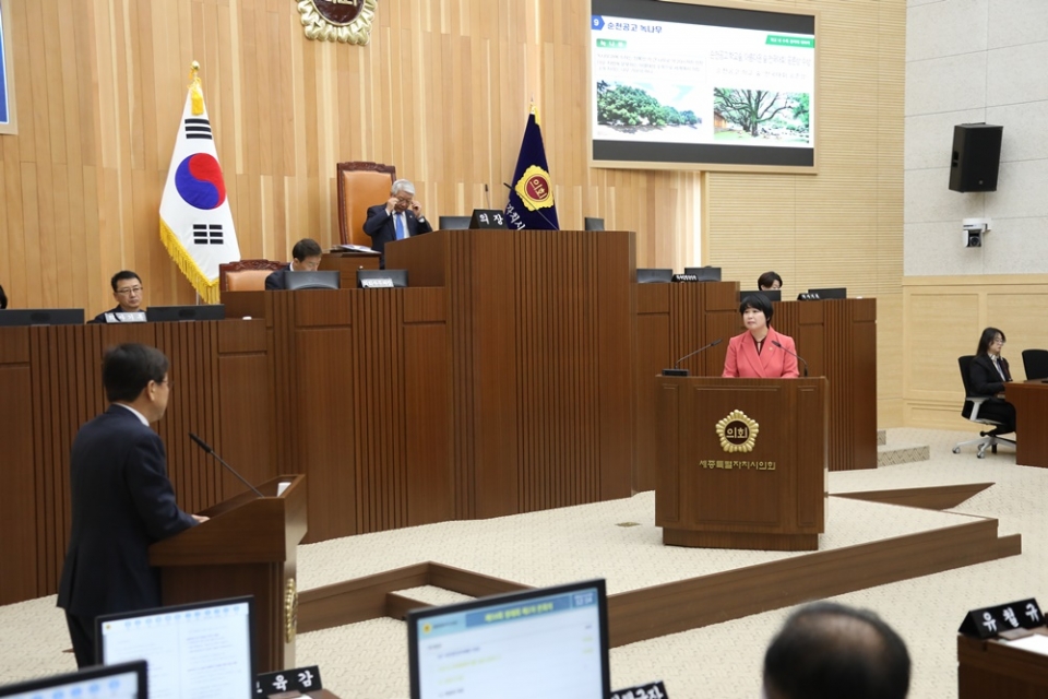 박용희 의원이 1일 최교진 교육감을 상대로 교육행정질문을  벌이고 있다(사진=세종시의회)