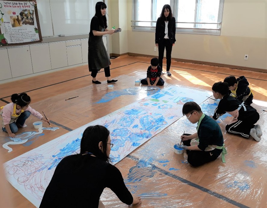 세종시교육청은 하반기 '찾아가는 문화예술 프로그램'을 운영하고 있다. 사진은 강사와 특수교육학생들이 프로그램에 참여하는모습(사진=세종시교육청)