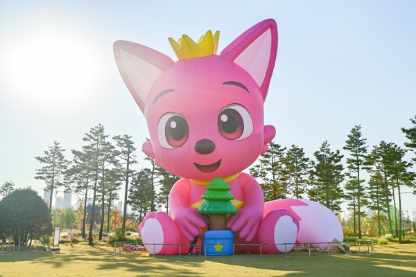 국립세종수목원 축제마당 내 전시된 18m높이의 울트라 핑크퐁 인형(사진=한국수목원정원관리원)