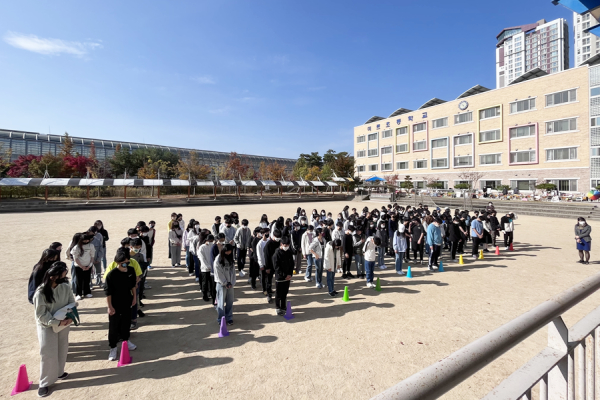 이날 참가자들은 행사에 앞서 서울 이태원 참사 희생자를 추모했다.