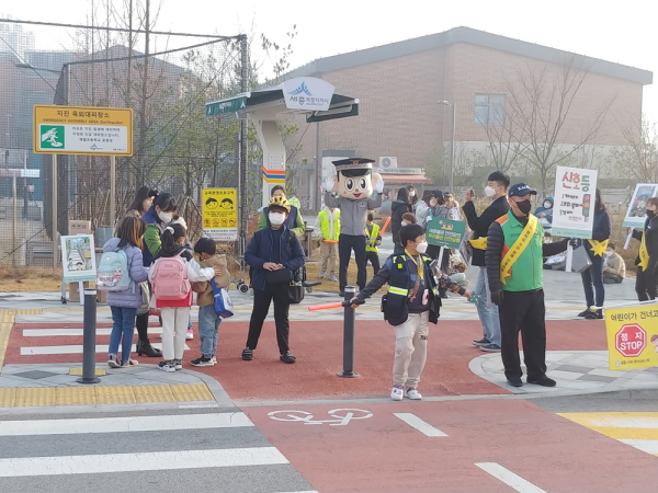25일 해밀초 앞에서 학생과 학부모,경찰이 '안전한 도로환경 조성 캠페인'을 벌이고 있다.(사진=해밀동)
