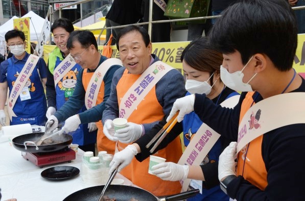 '최민호 세종시장이 16일 나성동 더 센트럴 광장에서 열린 한우판매촉진행사에 참석해 시식용 고기를 직접 굽고 있다.(사진=세종시)