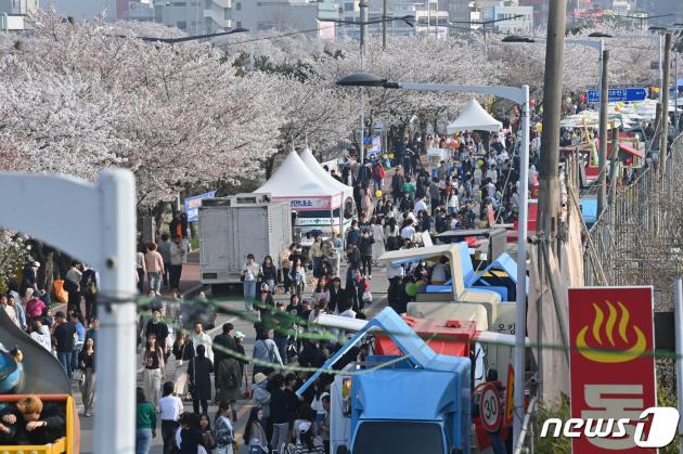 지난해 열린 푸드트럭 축제.2023.4.2/뉴스1 ⓒ News1 박건영 기자