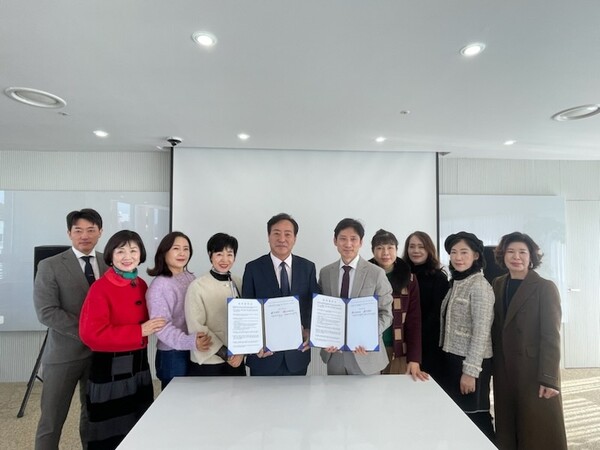 13일 시니어유니버스조직위원회 임원들과 청주김안과 의원 관계자들이 협약식 기념사진을 찍고있다 .