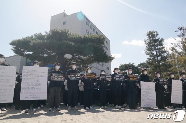 8일 낮 12시30분 충북대학교 의과대학 학생들이 대학본부 건물 앞에서 침묵시위를 하고 있다.2024.3.8/뉴스1 ⓒ News1 임양규 기자