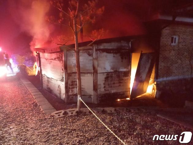 17일 오후 7시 46분쯤 충북 괴산군 괴산읍의 한 주택에서 화재가 발생해 차량 2대가 전소됐다.(괴산소방서 제공)/뉴스1