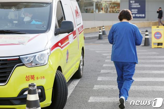 전공의들의 집단행동이 한 달째를 맞은 18일 서울의 한 대학병원에서 한 간호사가 소아전문 응급의료센터로 향하고 있다.  2024.3.18/뉴스1 ⓒ News1 민경석 기자